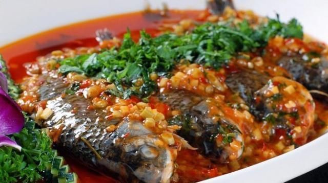 葱葱鲫鱼|鲫鱼和小葱的新吃法,做法简单,营养美味又解腻,上桌都抢着吃