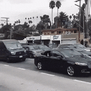 兄弟|搞笑GIF:兄弟,先把刀收起来,我就是过来看看