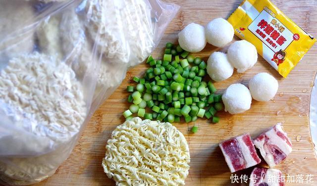 黄小辣|友人赠我黄小辣拌饭辣酱,瞧瞧,俺解锁出了更多用法