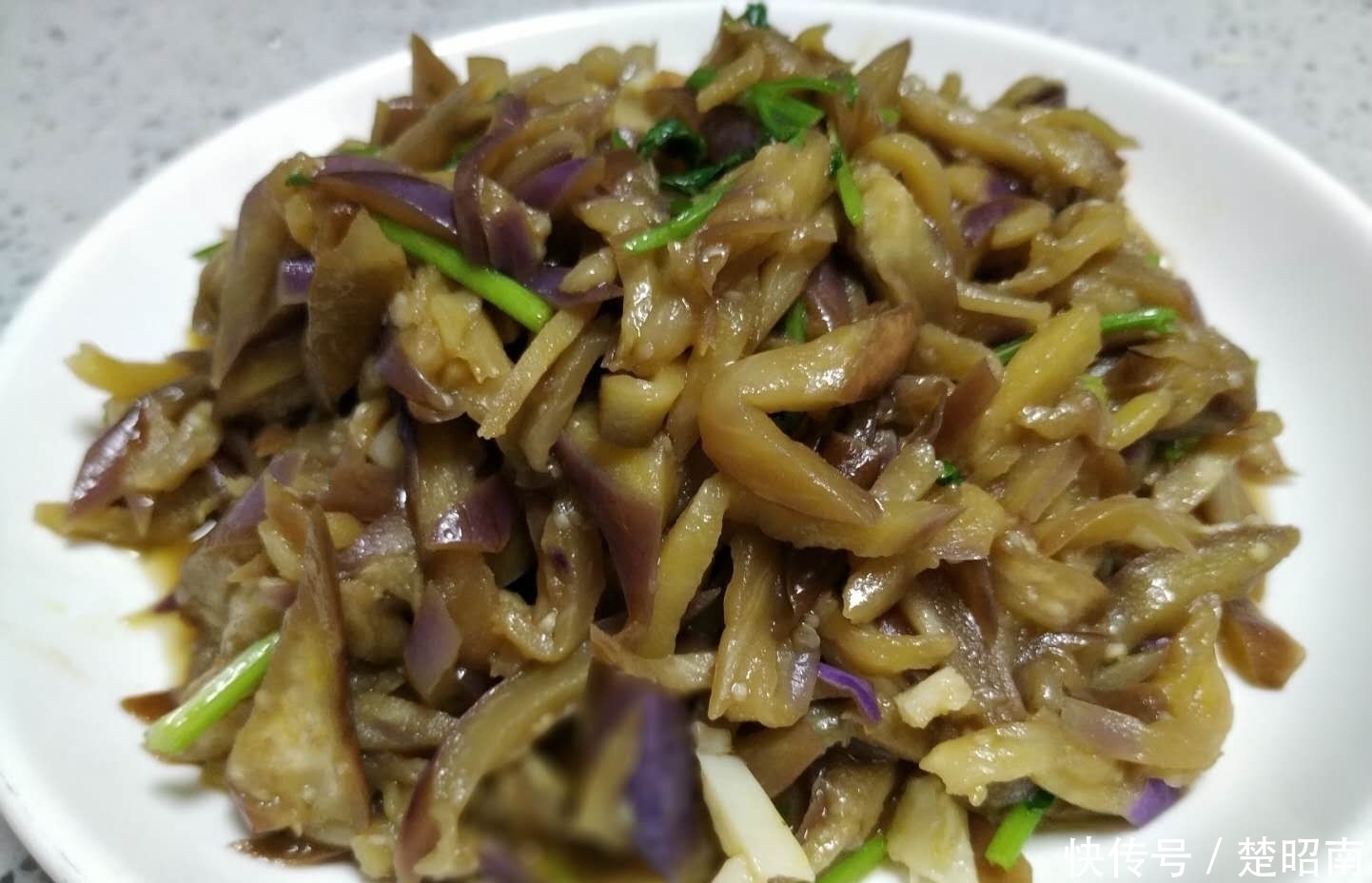 清清爽爽|跟炒蔬菜一样炒出来的茄子,真的是一点都不油腻,清清爽爽,好吃
