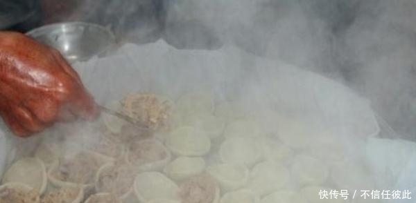 老奶奶|老奶奶卖“烂包子”,1元1个,路人都说“坑”回头客:你们不识货