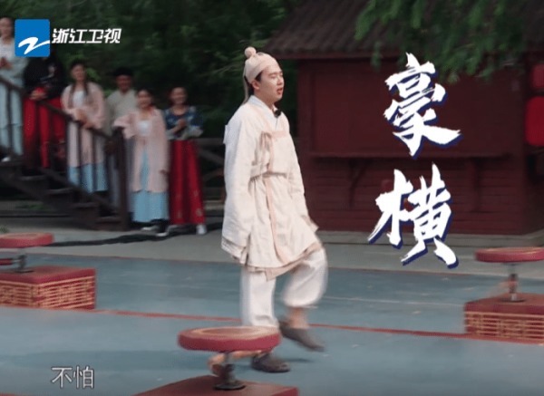  奔跑|《奔跑吧》最豪横的嘉宾，散步被棍子抽打，一边走一边喊叫！