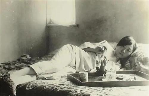 老照片|晚清百姓生活老照片,地主小老婆确实漂亮,抽鸦片的女子打扮时髦