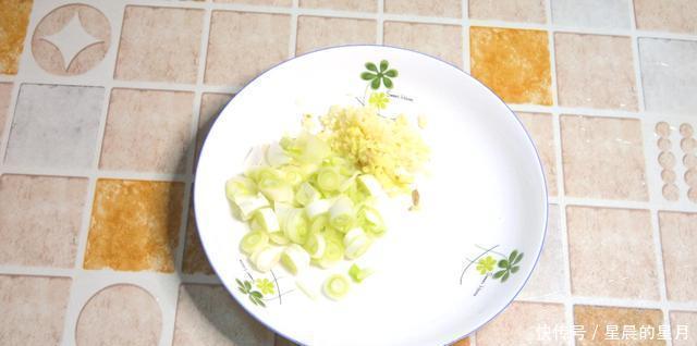  苦瓜|苦瓜和鸡蛋别炒着吃了，教你一个新做法，美味下饭，孩子抢着吃