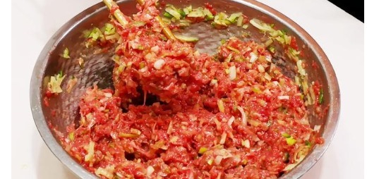 饺子馅|拌饺子馅时,先放盐还是油?大厨教你小秘诀,饺子更好吃,更入味