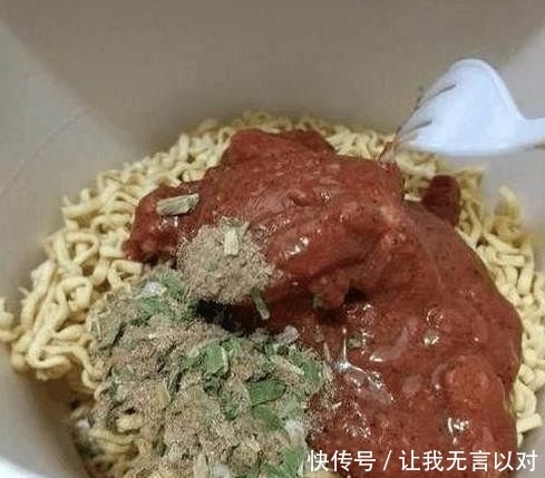 泰国|小伙在泰国旅游买了桶方便面,打开包装后感动不已
