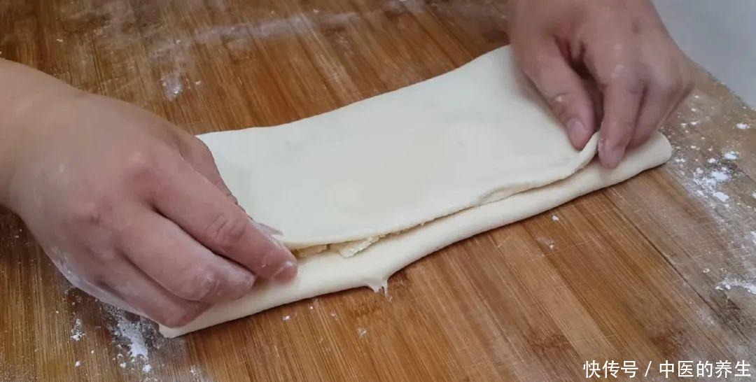 松软|烧饼这做法才简单,加2个鸡蛋,个个松软香甜,比鸡蛋饼面包好吃