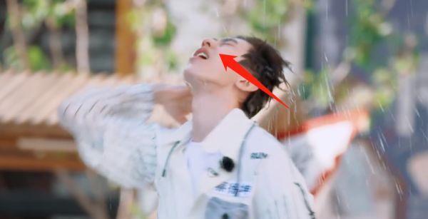 角度|蔡徐坤录跑男底妆有多厚?被高压水枪冲到脱妆,鼻子的角度太奇怪