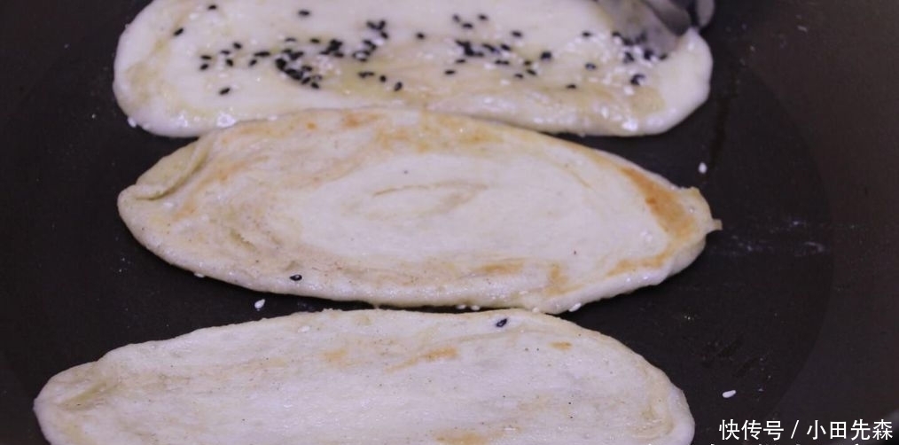 面粉|这是椒盐酥饼的做法,咸香可口,外皮超酥,轻轻一碰就掉渣