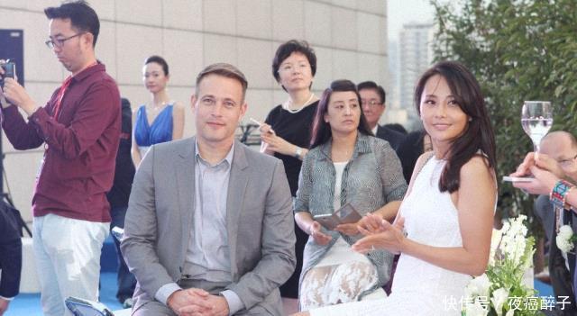 恩爱|吴奇隆前妻马雅舒出席活动,穿白色连衣裙秀恩爱,外籍老公好帅气