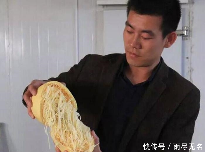切开|男子出差回家, 看到桌子上有几个甜瓜, 切开后里面都是面条