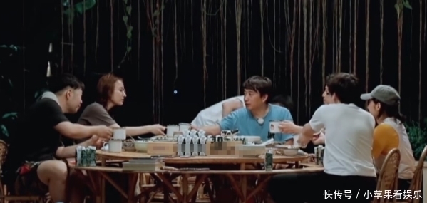 明星|《向往4》黄磊做辣子鸡,看清桌上的“剩菜”,网友:骗小孩呢?