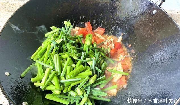 开胃菜|韭菜苔藓也可以这样吃,用西红柿炸,生津开胃菜,不够吃