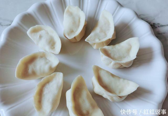  多汁|萝卜馅饺子，是焯水还是直接包，只要这步做对了，鲜嫩多汁又好吃