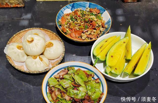 猪肉|一家三口的晚餐,猪头肉炒农民豆,火腿肠鸡蛋炒辣椒,大葱猪肉包