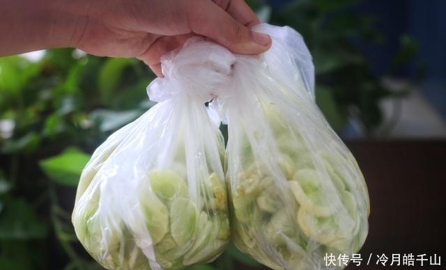 储存到冬天|夏天把黄瓜冷冻起来,留到冬天炒肉吃,特别香,我每年都做