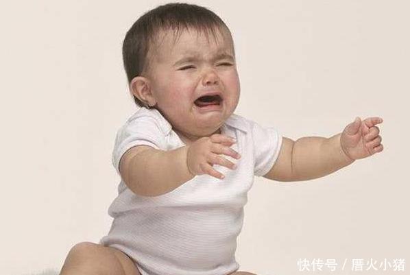 伸手|为什么宝宝被骂哭后,仍会伸手让妈妈抱知道原因很心疼