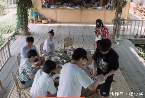 蘑菇|黄晓明做客蘑菇屋时,还记得黄磊对他的评价?这牌面够可以