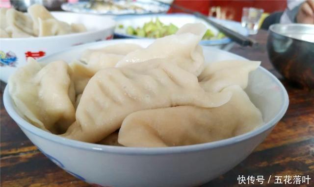 好吃|妈妈包了薄皮馅的饺子,很好吃,我一口气吃了两碗饺子