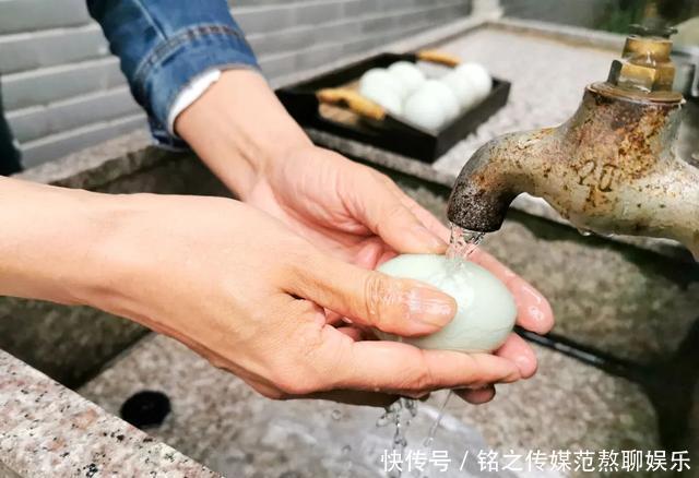 曝光|央视又“曝光”了,一戳就流油的海鸭蛋,这流出的“油”能吃吗?