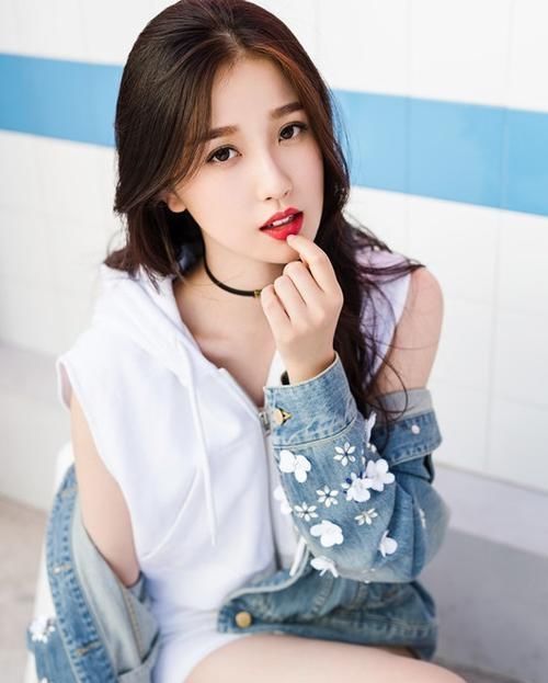  低头|Ella无语蔡徐坤全程低头，虞书欣表现让两位尴尬病又犯了