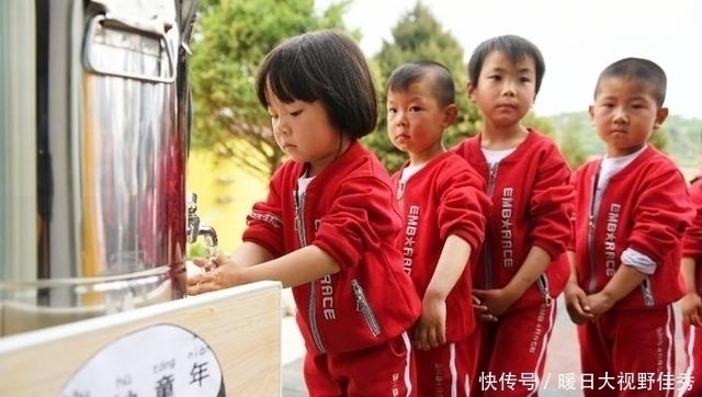 晚上|4岁宝宝晚上哭闹说“屁屁痒”,家长脱下裤子一看,什么东西在动