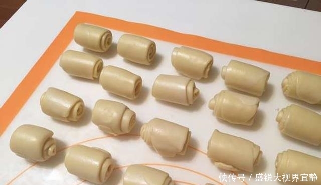 做法|如何做出口感酥脆,层次分明的蛋黄酥,配方和做法分享给你