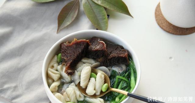 耳面|是猫耳朵还是面条鱼,这是一道美味的绿色蔬菜和蘑菇猫耳面