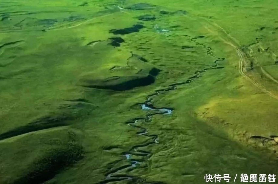  却是|世界上最窄的河流，宽度仅10多厘米，却是连接两座湖泊的重要水道