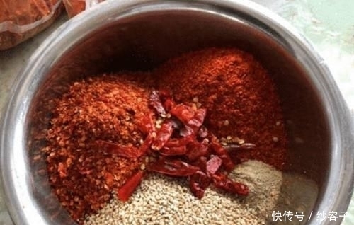  热油|炸辣椒油，最“忌讳”直接泼热油，记住其中秘诀，香辣入味不发黑