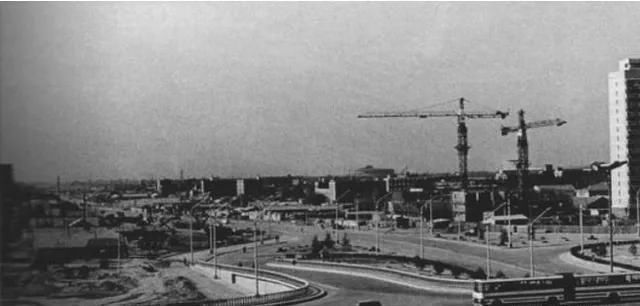 大街|1979年老照片：行人过马路走斑马线，当时大街上还是以自行车居多