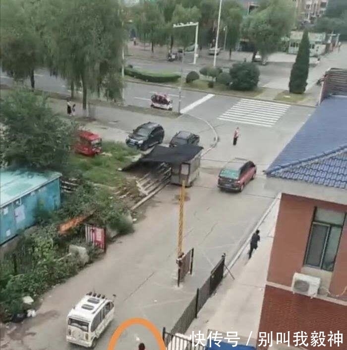 抢劫|男子对女学生割喉抢劫，围观群众选择漠视，无人上前制止