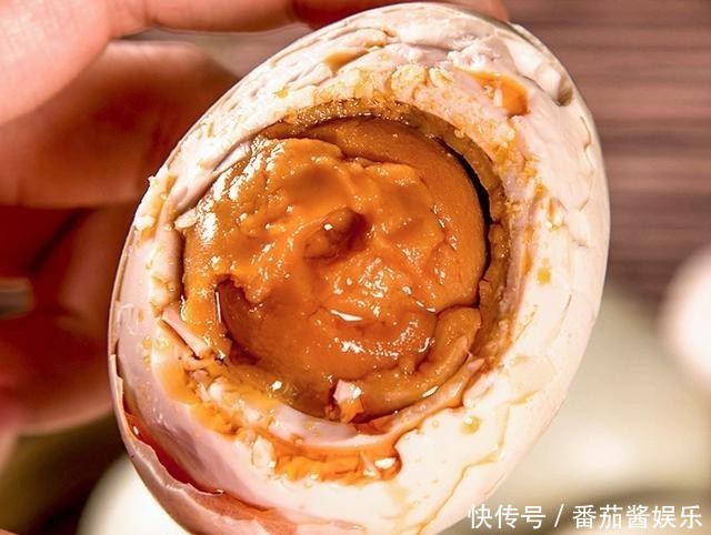  高邮咸鸭|中国哪里的咸鸭蛋好吃？这3个地方评价高！酥沙流油，好吃下饭