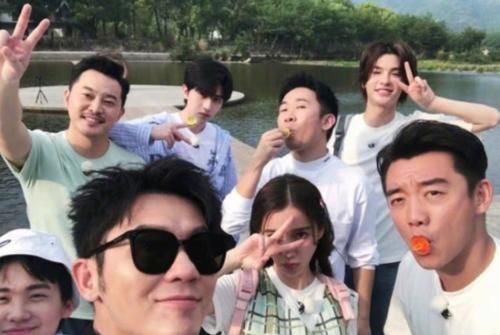 蔡徐坤|跑男成员私下聚会,蔡徐坤满脸油光,baby的素颜状态让人意外