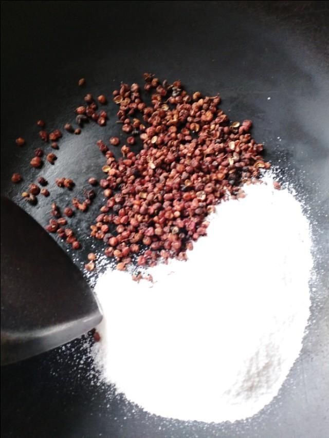 不腻|家常盐水鸭爪的做法，咸香入味，好吃不腻，即可下酒又可当零食