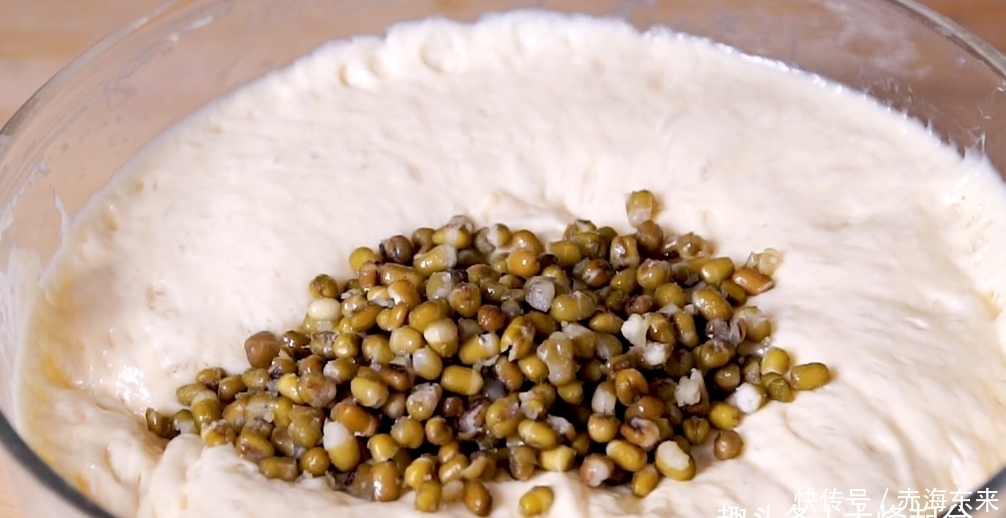 简单|绿豆发糕,做法简单,手不沾面就搞定,蓬松暄软,夏天常吃去暑热