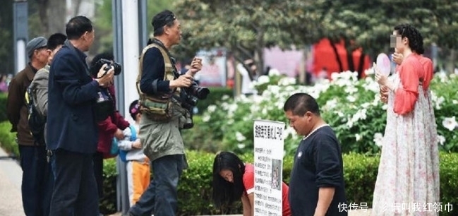 转头|年轻夫妻公园乞讨，路人却争相拍照，转头看身后被气炸了！