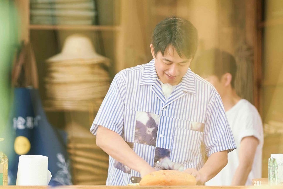 画风|《向往4》更新宣传片,张子枫扛梯子飞奔,蘑菇屋画风跑偏太沙雕