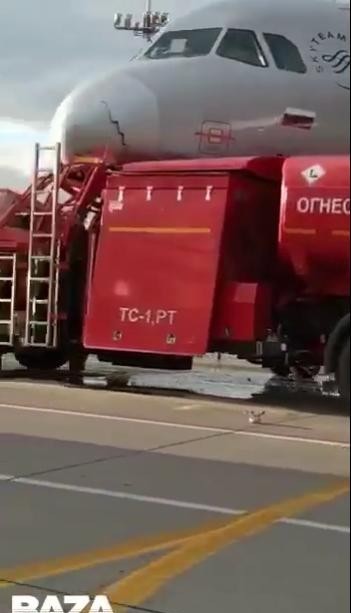  加油车|机场加油车闯下大祸，高速撞向俄航客机，受损画面惨不忍睹