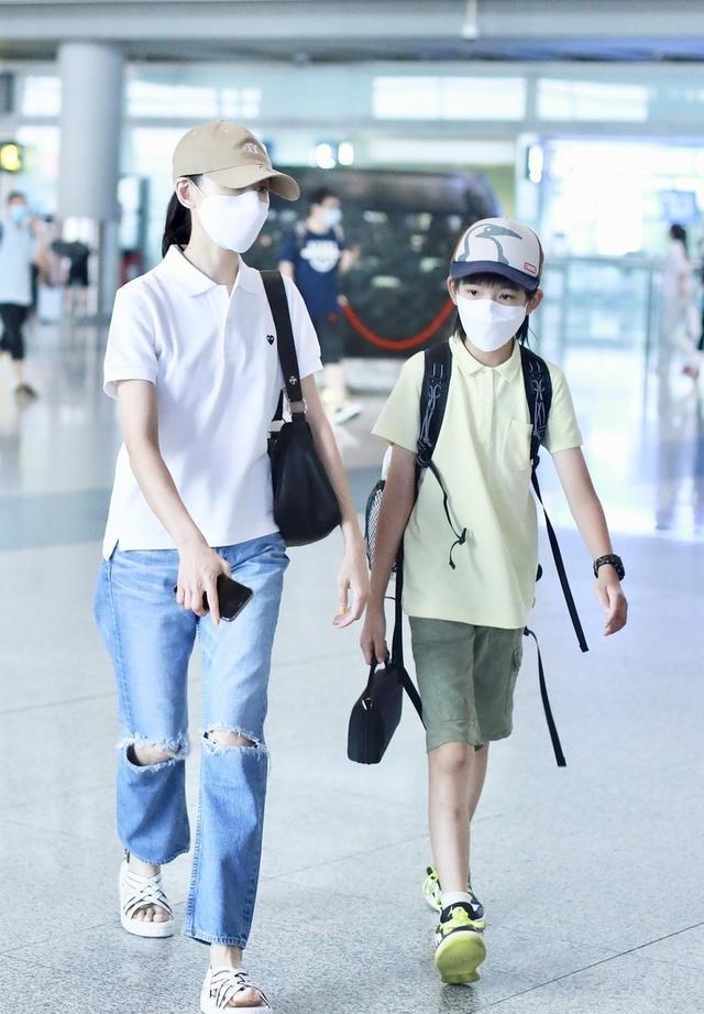  文艺范|董洁罕见携子走机场，时隔1年11岁顶顶个子不见长，小骨架太单薄