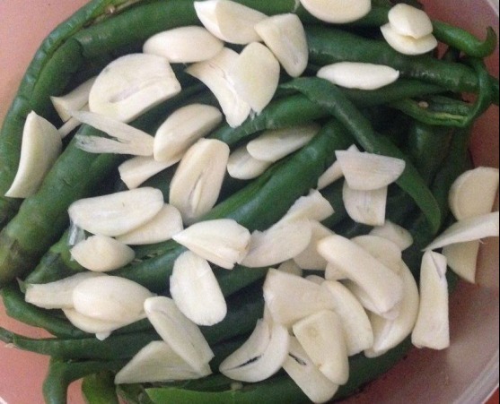  酸辣|辣椒别炒着吃了，教你一个土方法，酸辣爽脆还下饭，放一年也不坏