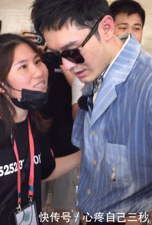 累到|黄晓明高温下帮赵丽颖提行李,累到浑身是汗大喘气,仍抢着干活!