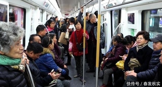 让座|孩子没给老人让座被骂“没教养”，妈妈出口回怼，网友干的漂亮