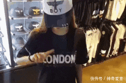  女子|同事的闺蜜，大家都说右边的最漂亮，但我果断选择了白衣女子