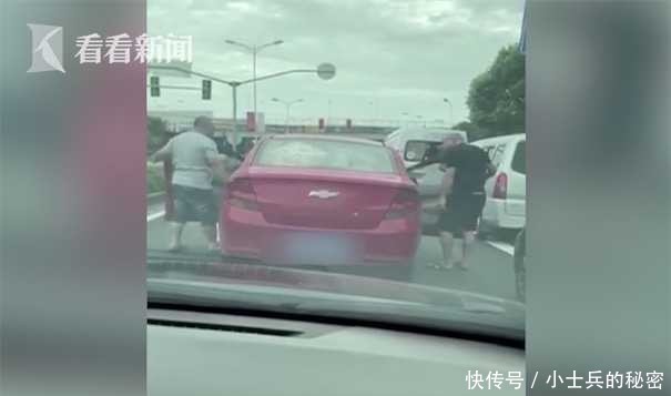 私家车|私家车变道把大巴司机惹毛了 堵了早高峰40分钟