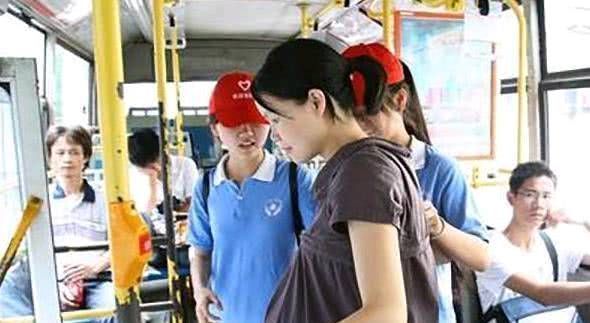 李阳|孕妇拒绝让座结果,她突然刹车,悲剧发生了