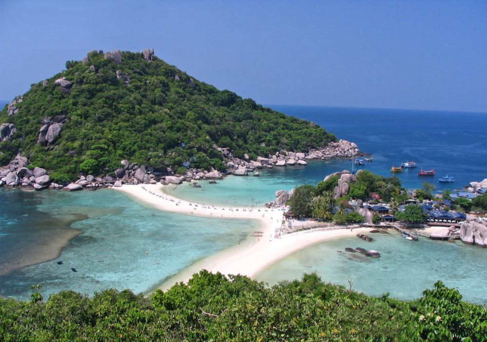  拥有|倒数第一经济体：靠太阳能发电人均拥有5头猪，居民全是双重国籍