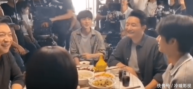 小太阳|谭松韵挑食不吃青菜,被宋威龙说教,谁注意张新成咋解围的?好甜