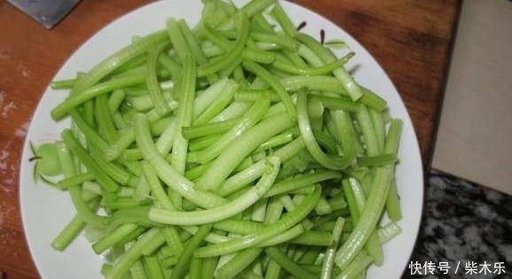 大蒜和小米|红薯好吃,红薯叶更香,大厨教你红薯叶好吃的做法,炒一盘不够吃