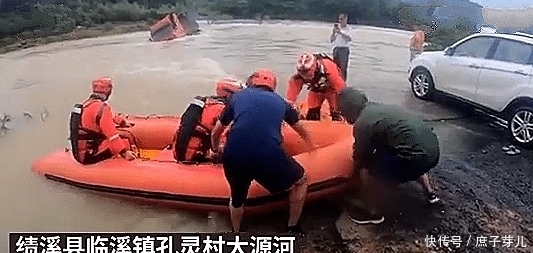  莽夫|大货车过漫水路段时发生侧翻，司机被迫站上车窗，网友：莽夫行为！